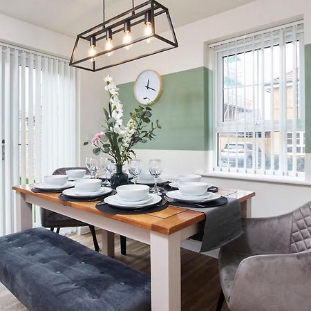 Villa Superb 3Br House In Coventry Sleeps 9 W/Parking Exterior foto