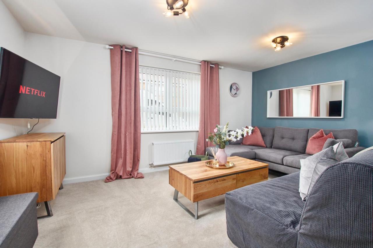 Villa Superb 3Br House In Coventry Sleeps 9 W/Parking Exterior foto
