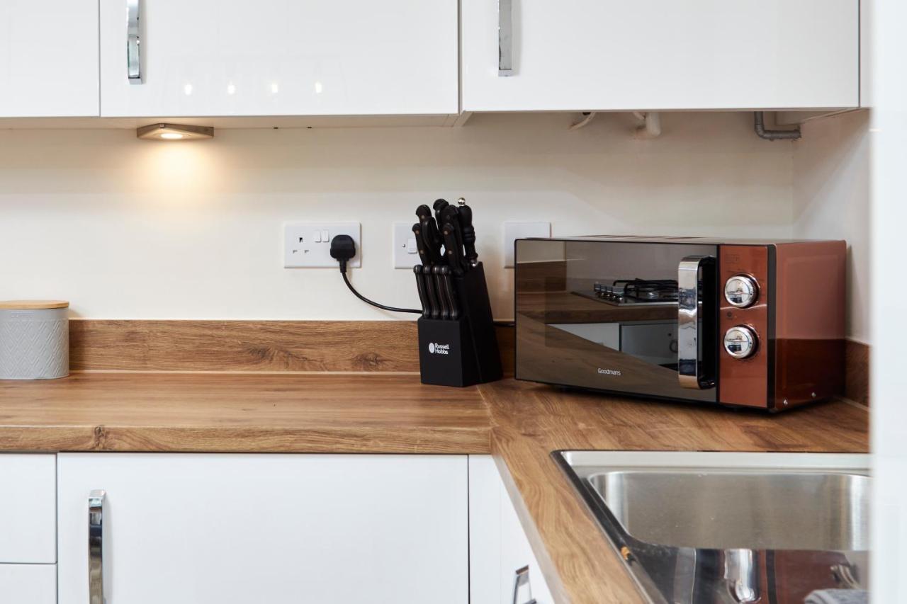 Villa Superb 3Br House In Coventry Sleeps 9 W/Parking Exterior foto