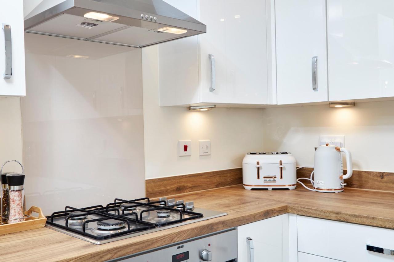 Villa Superb 3Br House In Coventry Sleeps 9 W/Parking Exterior foto