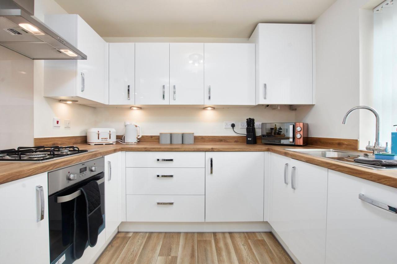 Villa Superb 3Br House In Coventry Sleeps 9 W/Parking Exterior foto