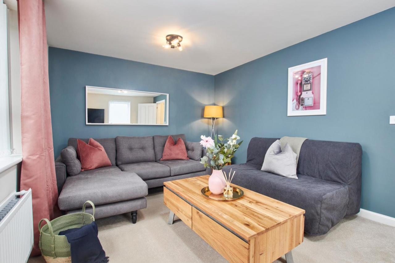 Villa Superb 3Br House In Coventry Sleeps 9 W/Parking Exterior foto