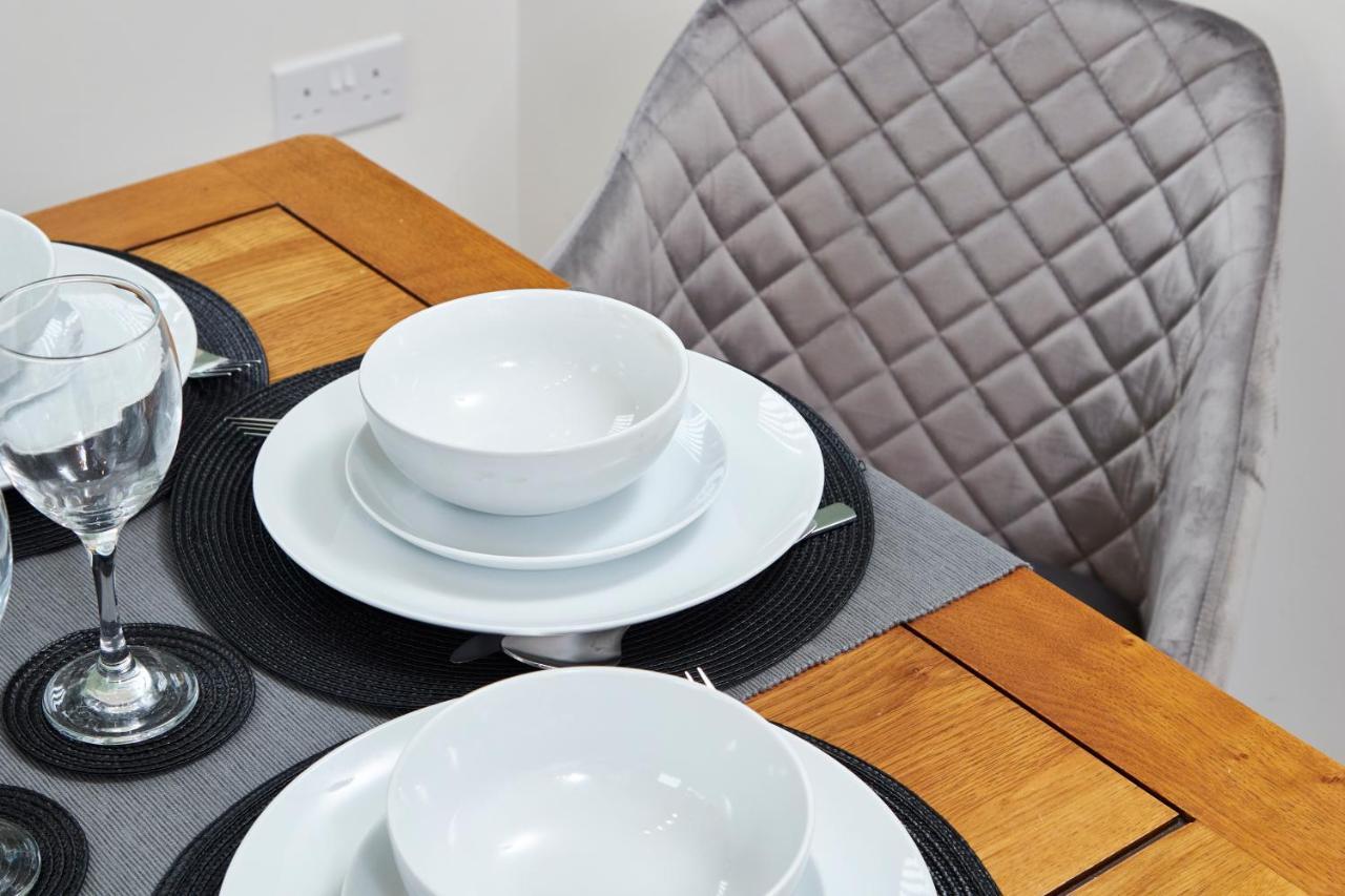 Villa Superb 3Br House In Coventry Sleeps 9 W/Parking Exterior foto