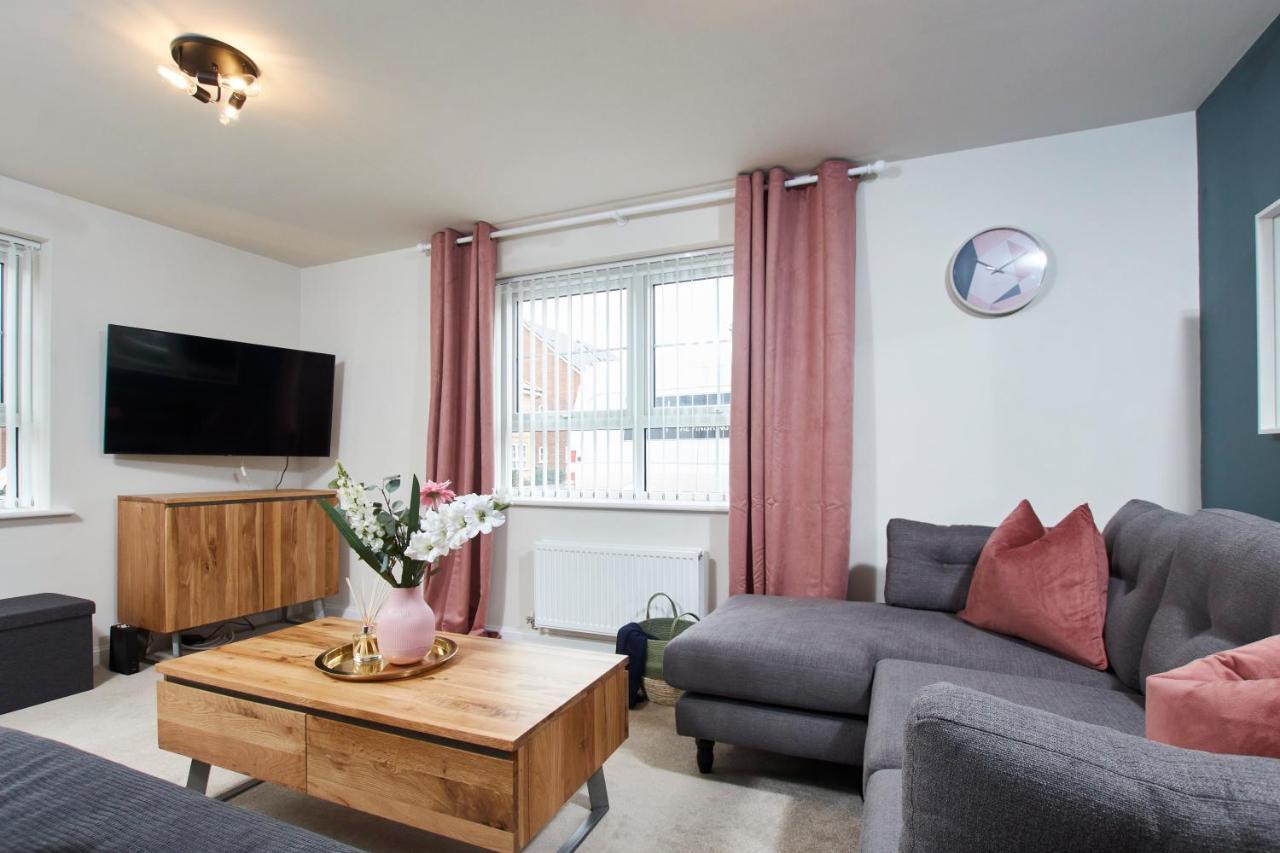 Villa Superb 3Br House In Coventry Sleeps 9 W/Parking Exterior foto