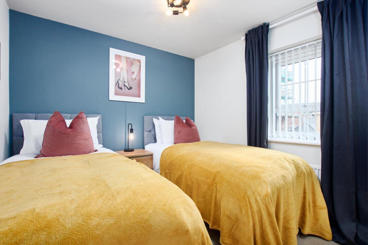 Villa Superb 3Br House In Coventry Sleeps 9 W/Parking Exterior foto