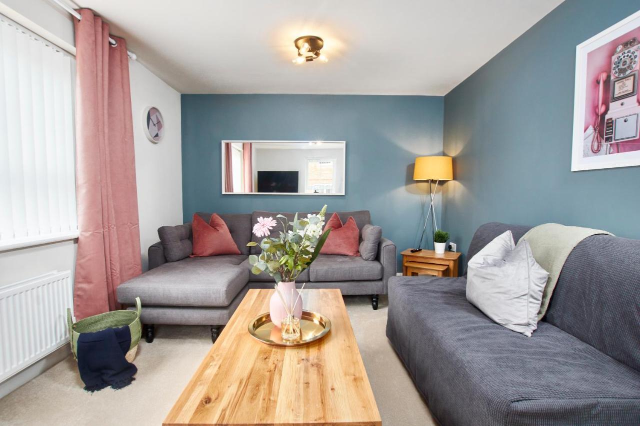 Villa Superb 3Br House In Coventry Sleeps 9 W/Parking Exterior foto
