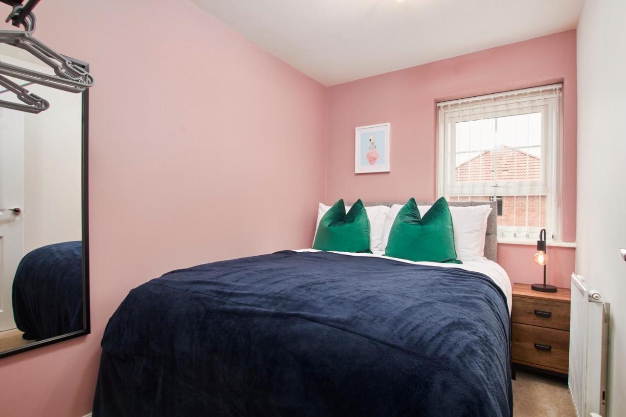 Villa Superb 3Br House In Coventry Sleeps 9 W/Parking Exterior foto