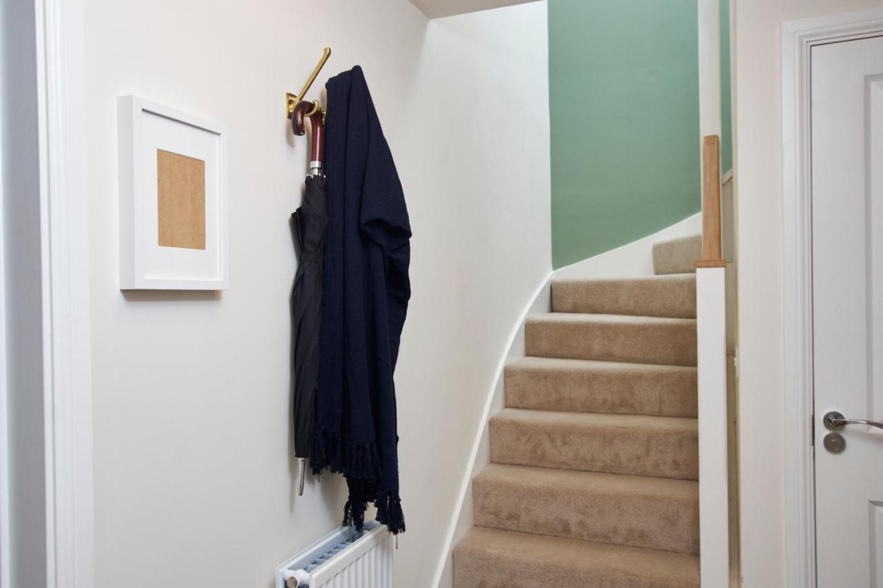 Villa Superb 3Br House In Coventry Sleeps 9 W/Parking Exterior foto